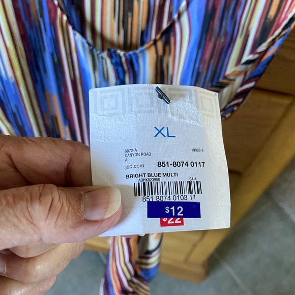 Liz Claiborne Women’s Top - Picture 3 of 4